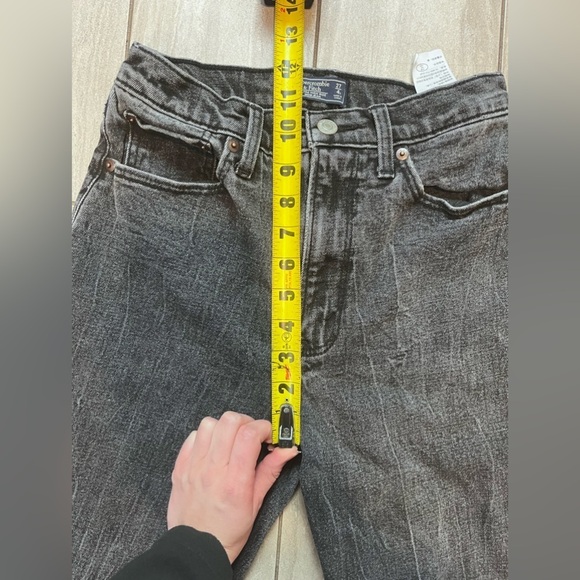 A&F High Rise Distressed Mom Jeans 27/4 Short - Picture 3 of 7